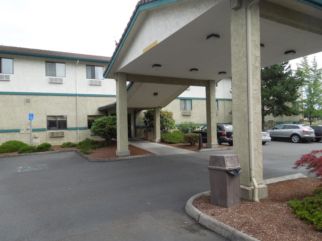 Готель Super 8 By Wyndham Portland Airport Екстер'єр фото